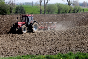 tractor working the farmland soil agriculture farmers t20 AVoVP0